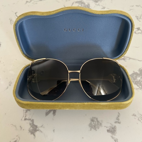 Gucci Oversized Sunglasses Gold Frame - Picture 5 of 5